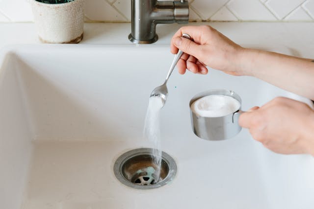 Thông nghẹt lavabo, bồn rửa chén bằng backing soda.